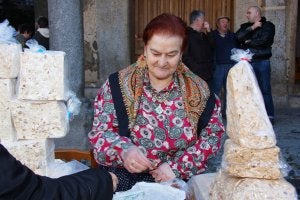 Puesto de dulces navideños y miel en La Alberca. A la derecha una de las turroneras entre los bloques del llamado 'duro' o 'de Alicante'. ::
S. G. R.