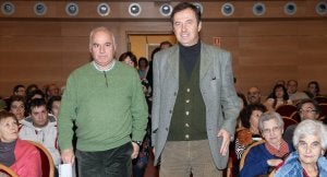 Federico González y Javier Moro (derecha) acceden a la Sala Caja Segovia para la presentación del libro. ::                             ANTONIO TANARRO