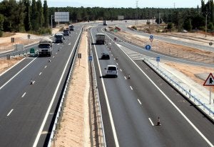 Tramo de la autovía A-601, que une Segovia y Valladolid, a su paso por la zona de Cuéllar. ::                             MÓNICA RICO