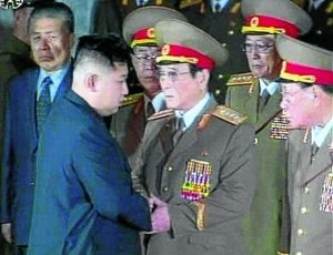 Los generales norcoreanos presentan sus respetos a Kim Jong-Un. ::
REUTERS TV