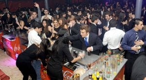 Jóvenes disfrutan del cotillón celebrado en el hotel Foxa en la pasada Nochevieja. ::                             RICARDO OTAZO