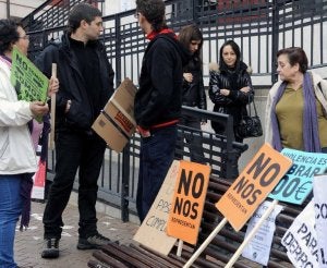 Integrantes del 15-M evitan un desahucio. ::                             RICARDO OTAZO