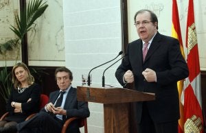 El presidente Juan Vicente Herrera explica las medidas financieras ante los consejeros de la Presidencia, José              Antonio de Santiago-Juárez y de Hacienda y Función Pública, Pilar del Olmo. ::                             RAMÓN GÓMEZ