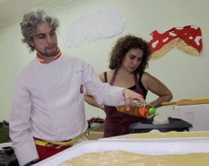 El cocinero Víctor Carranza, durante las clases. ::
LUIS ANTONIO CURIEL