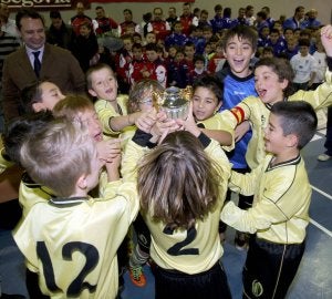 El Quintanar A, campeón en categoría benjamín, celebra su triunfo. ::                             FOTOGRAFÍAS DE ANTONIO TANARRO