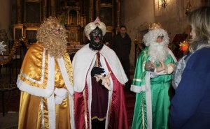 Los Reyes ofrecen el Niño para su adoración, ayer en la misa celebrada en la parroquia de San Millán. ::
LUIS ANTONIO CURIEL