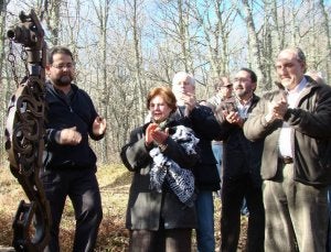 La viuda de 'Ursi' contempla ayer la nueva escultura, junto al autor  y representantes de las instituciones. ::
NURIA ESTALAYO