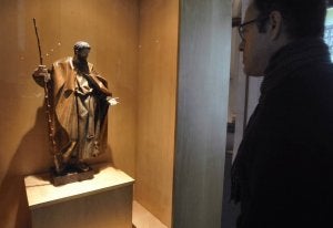 Un visitante admira el San José de Gregorio Fernández. ::
FRAN JIMÉNEZ