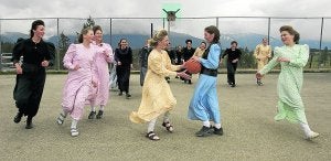 Mormonas norteamericanas juegan al baloncesto. ::
JOE SALES/AP