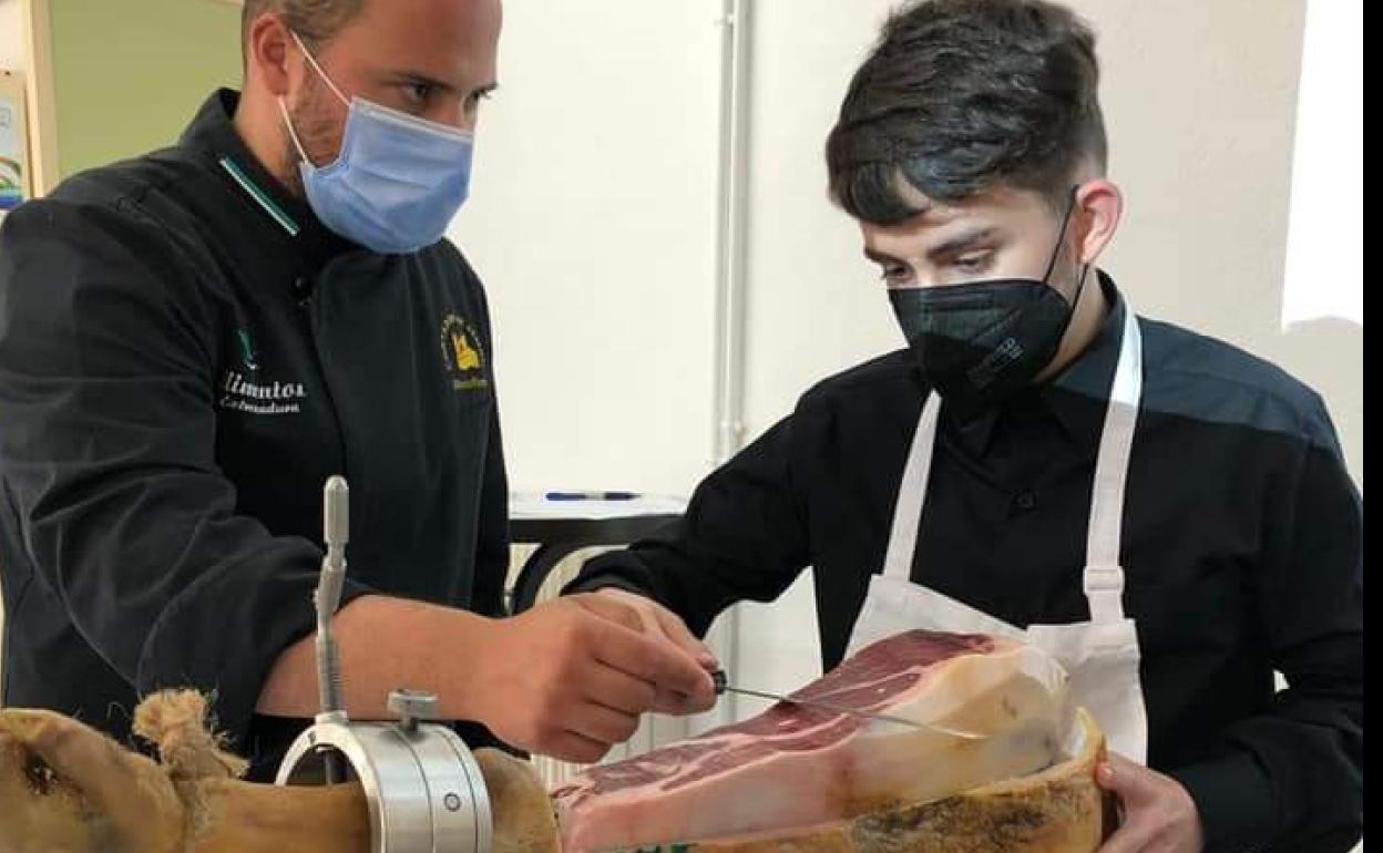 Alberto Márquez: «Estamos logrando salir de la monotonía del embutido del ibérico apostando por productos tan novedosos como la crema de patatera con miel o el salchichón con nueces»