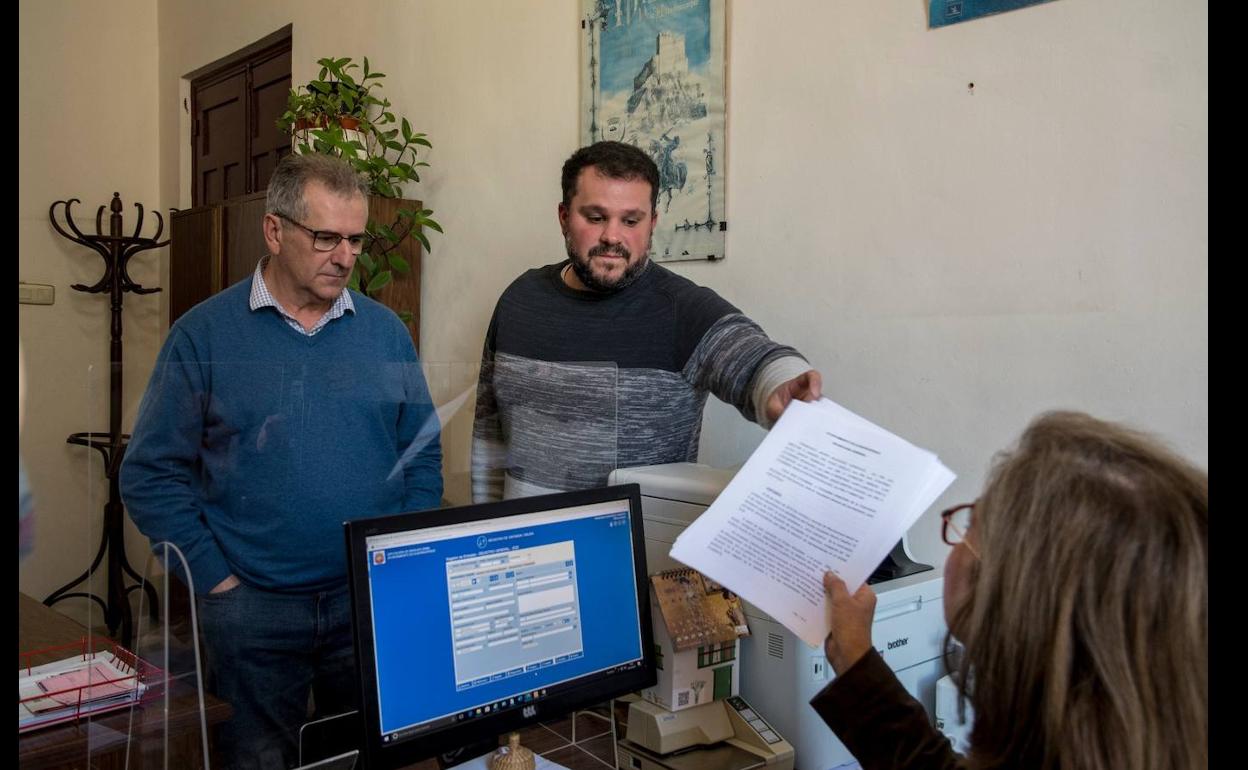 Gutiérrez y Prieto registrando la moción de censura en días pasados.