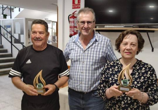 El Alcalde flanqueado por la pareja ganadora. 
