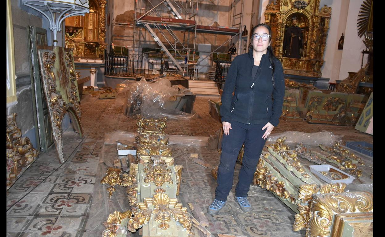 La restauradora, Carmen Vega, en la iglesia de San Francisco