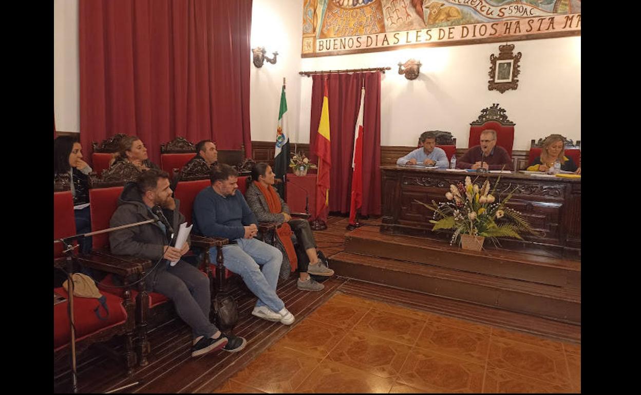 El Ayuntamiento responde a UGT que no es cierto que haya conseguido que 46 empleados municipales cobren las nóminas que se les adeudan