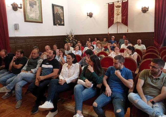 Socios y simpatizantes del club en la Asamblea