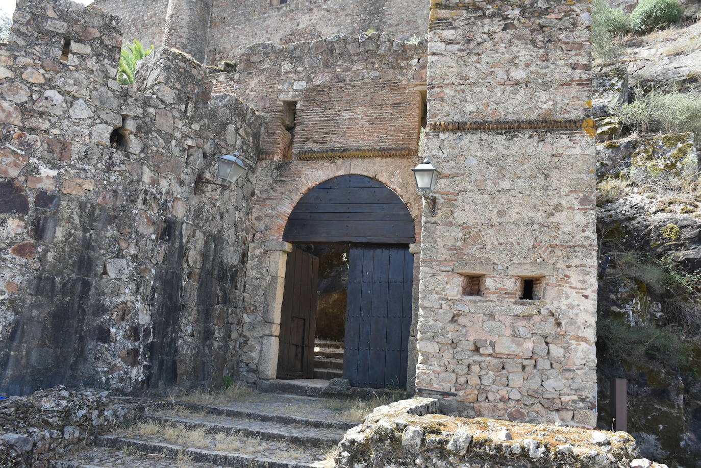 Puertas del Castillo de Luna