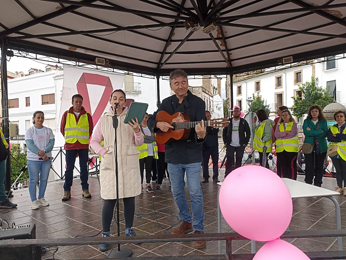 Unas 400 personas participan en la V Marcha Rosa de Alburquerque