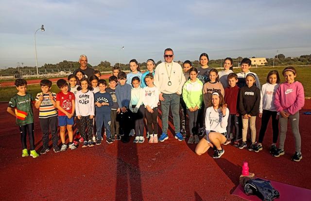Foto de familia en las pistas municipales de atletismo