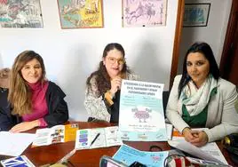 Paloma De Llera, psicóloga, Marta Rodríguez, trabajadora social, y Noelia Pavón, directora de la Asociación Parkinson Extremadura, presentando los servicios de la Asociación