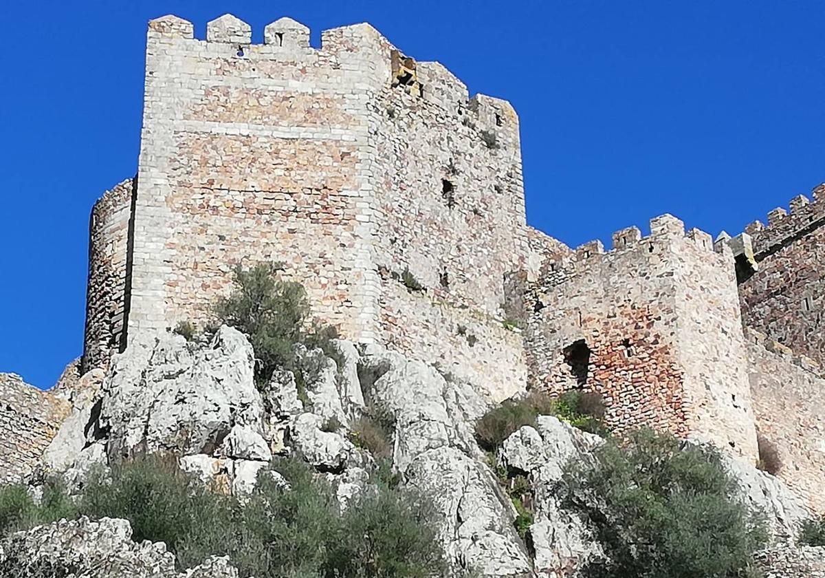 Desprendimientos y grietas en el castillo