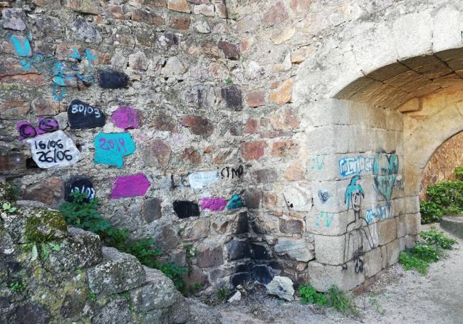 Estado de abandono que presenta el monumento