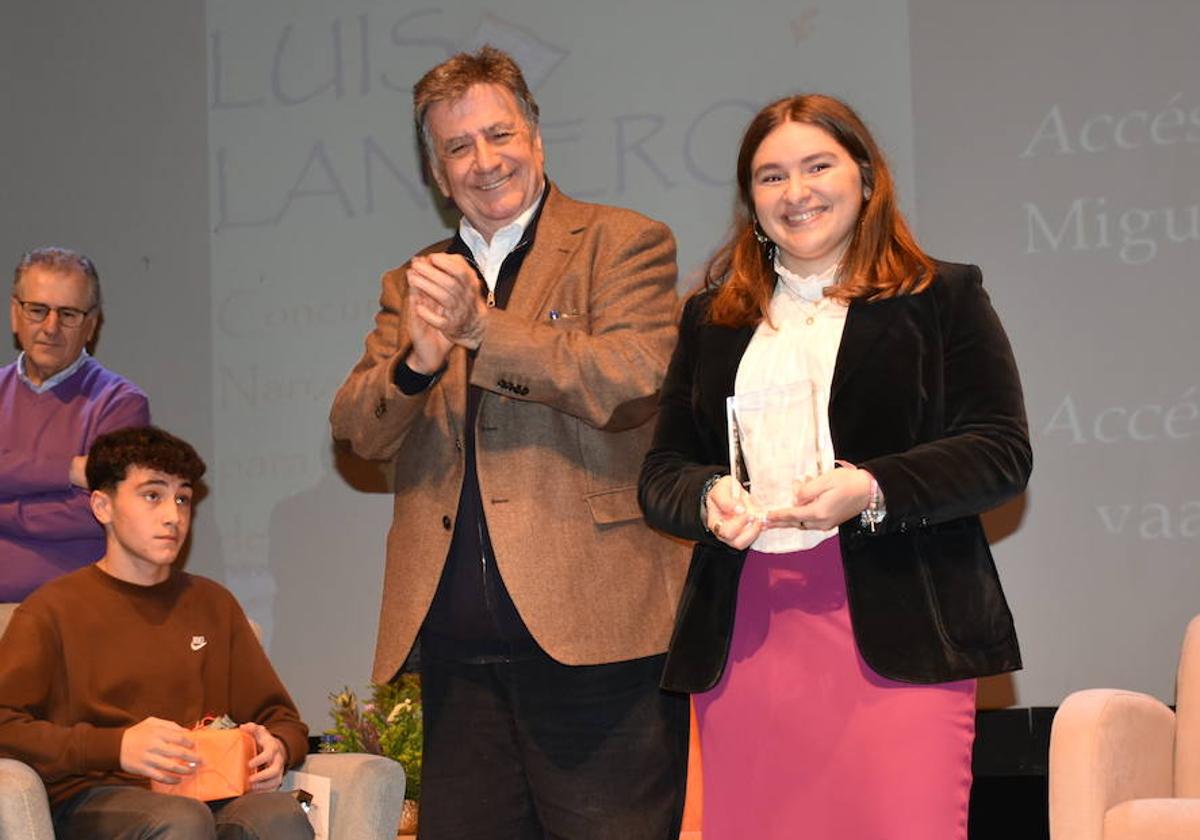 Landero entrega los premios literarios que llevan su nombre