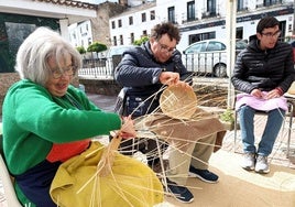 Muestra en vivo de artesanos cesteros