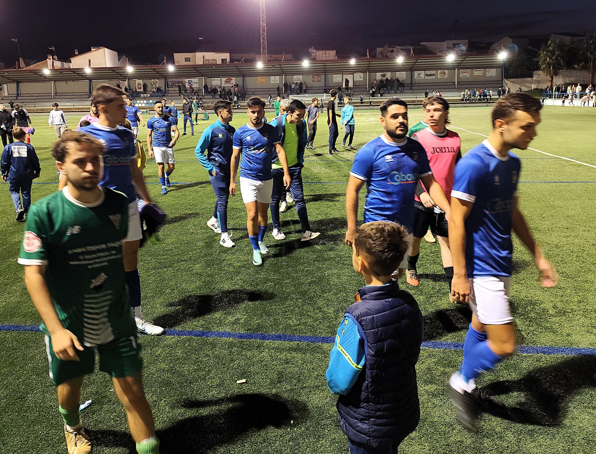 Los jugadores se retiran a vestuarios tras el pitido final