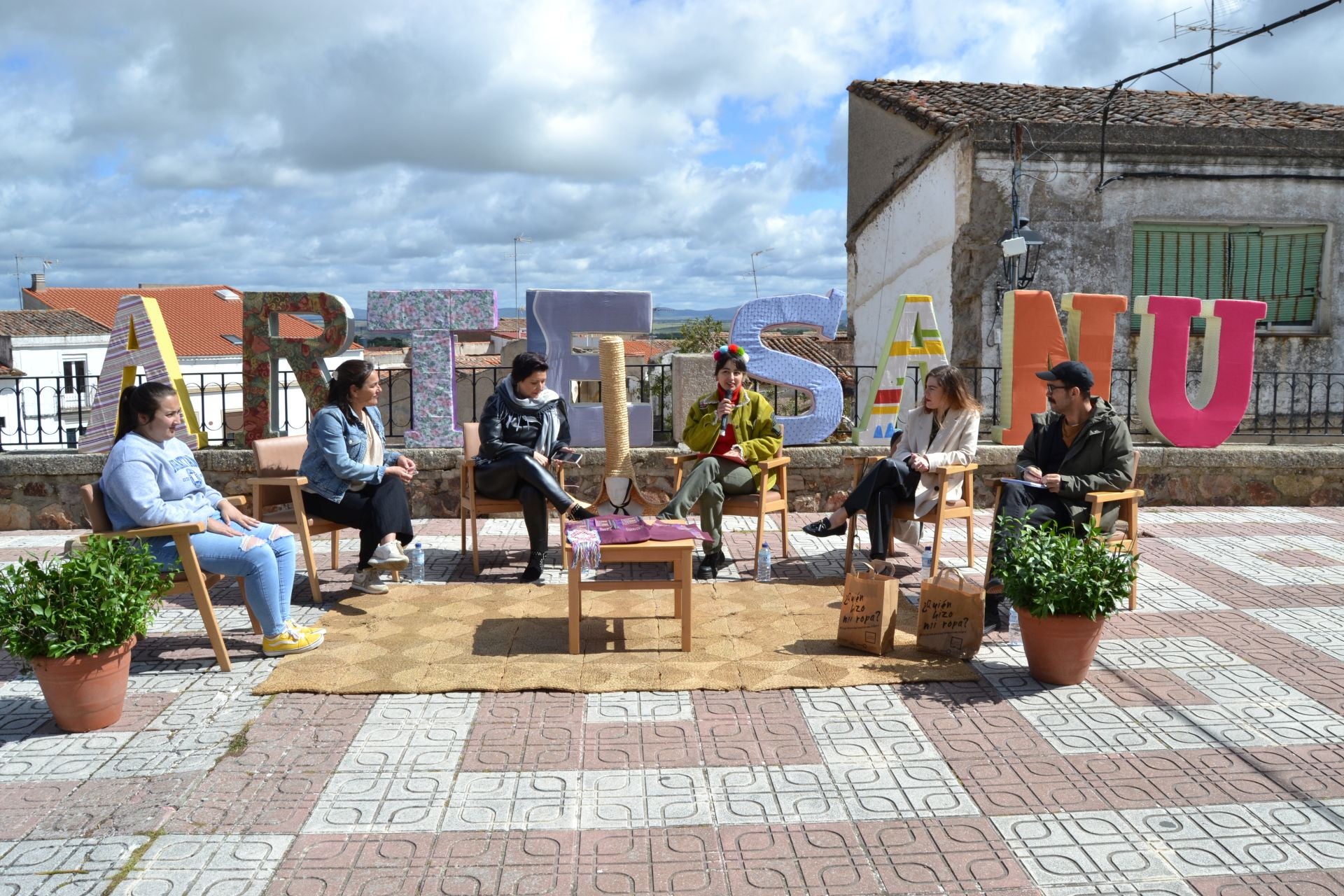 Participación de la artista Laura Manuela en el Foro Artesanu