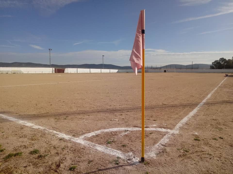 Bandera de esquina rosa (con motivo del 19-O) en el campo de fútbol de 'La Gavina', en octubre de 2021. 