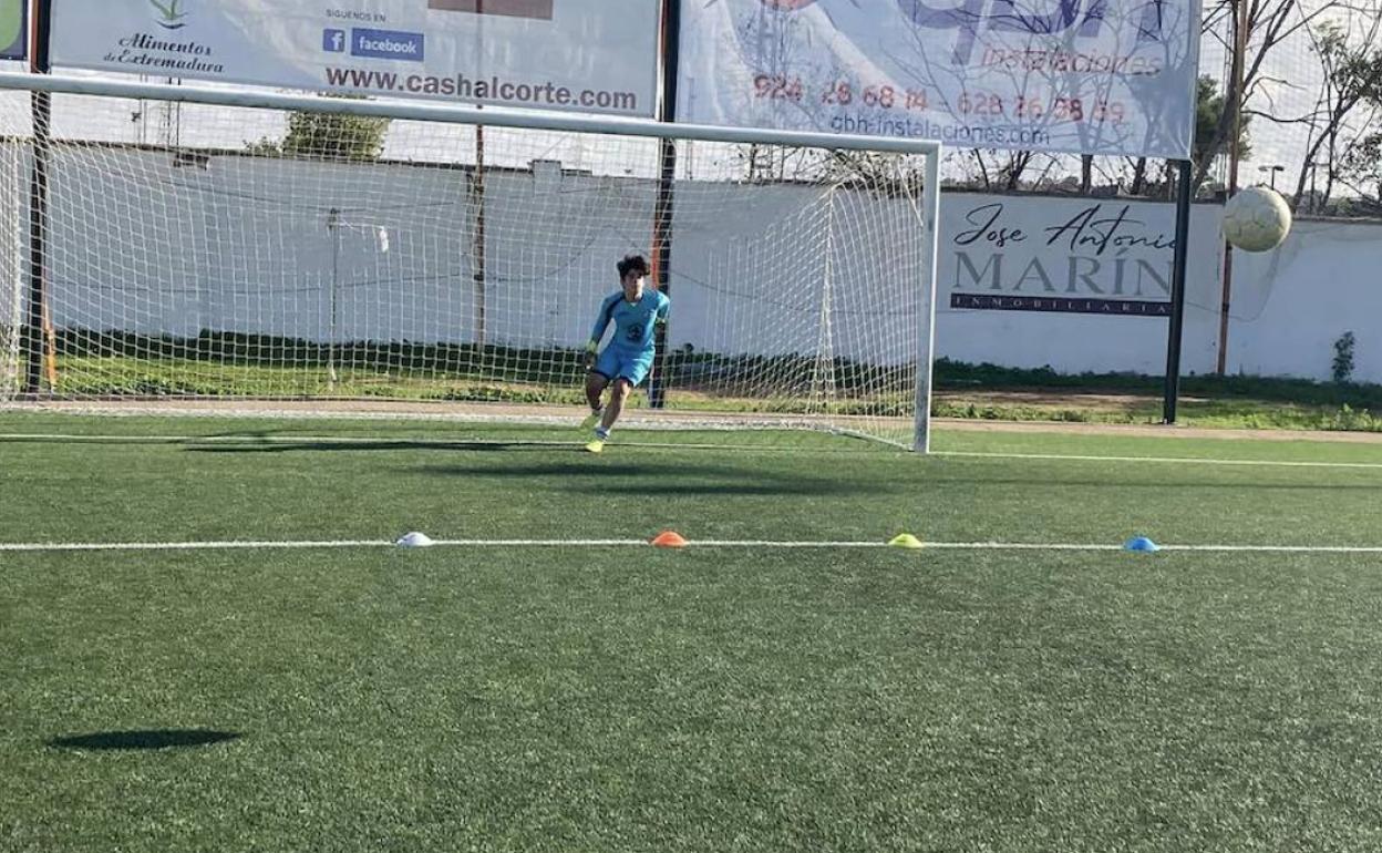 El portero del Alconchel, Iván Sola, durante el calentamiento previo al partido el pasado 12 de noviembre. 