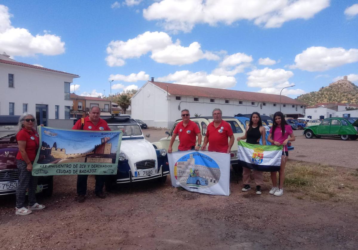 Las calles de Alconchel se llenan con el colorido de un centenar de coches clásicos