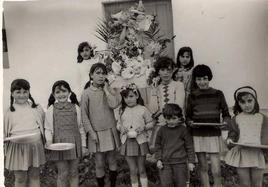 Grupo de niñas de Alconchel celebrando la Santa Cruz, a finales de los años 60.