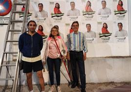 Manuel Piñana (a la derecha), junto a otros miembros de su candidatura durante la pegada de carteles al principio de la campaña.