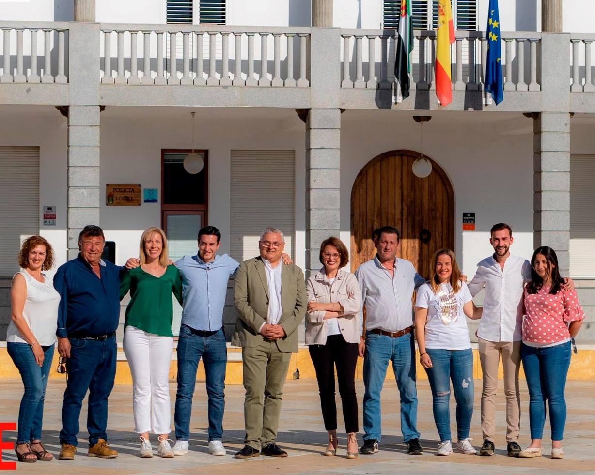 Óscar Díaz (en el centro), junto al resto de integrantes de la candidatura del PSOE a las próximas elecciones municipales.
