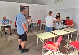 Votantes en la mesa 1-U, donde se han tenido que hacer suplencias de última hora.