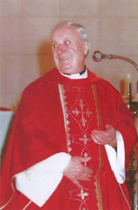 Imagen secundaria 2 - Arriba, Antón Landajo, durante su ordenación presbiterial en 1966. Abajo, momento de su toma de posesión como párroco de Alconchel, el 29 de octubre de 1971, y una de las últimas misas que ofició en la localidad, en 2009.