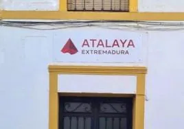 Puerta de la oficina que Atalaya tiene en la calle Corredera de Alconchel.