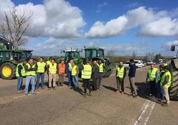 Manifestantes del sector agropecuario, cortando la carretera EX-117, que une Badajoz y Alconchel, a la altura del cruce de San Francisco de Olivenza.