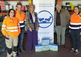 Responsables y trabajadoras de la oficina de Atalaya Mining en Alconchel, junto a la presidenta de la Fundación Banco de Alimentos de Badajoz y el alcalde de Alconchel, tras la entrega de alimentos.