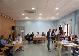 Funcionarios y personal laboral votó en una sala del Centro Cívico.