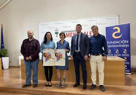 Los responsables del concurso posan junto a la concejala y representante de Cajalmendralejo.