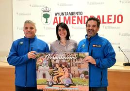 Dos componentes de la organización junto a la concejala de Festejos y el cartel de Vito Cano.