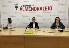 Alioune Ndour, la concejala Isabel Ballesteros y Natalia Guzmán.