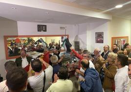 Ramírez en un momento que celebraba con los suyos el triunfo electoral.