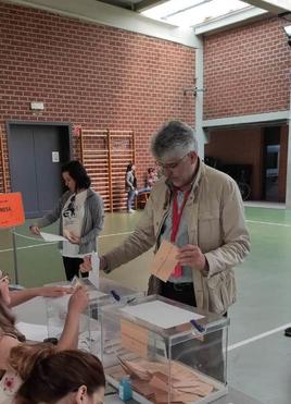 Valentín García emitiendo su voto en Almendralejo el día 28 de mayo.