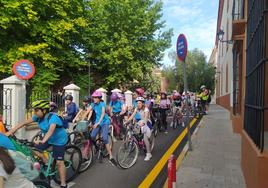 Los alumnos han recorrido en bicicleta las calles de Almendralejo.