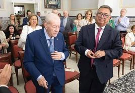 Antonio Díaz junto al alcalde en un homenaje reciente que le hizo el CIT.