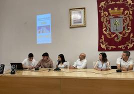 Varios de los alumnos muestran el trabajo realizado a concejales y junto a profesores.