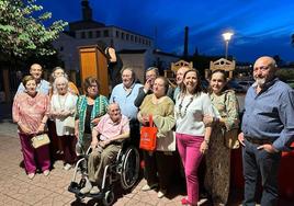 Familia de los hermanos Cotilla junto a uno de ellos el domingo en el homenaje.